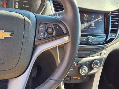 Used 2022 Chevrolet Trax LT w/ LT Convenience Package image 18