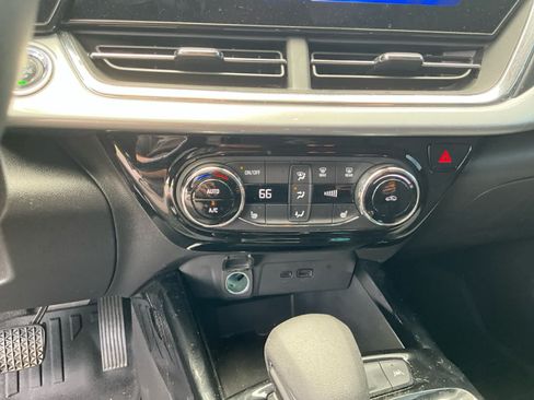 Used 2025 Chevrolet Trax LT w/ LT Convenience Package FWD image 21