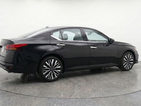 Used 2025 Nissan Altima 2.5 SV FWD image 9