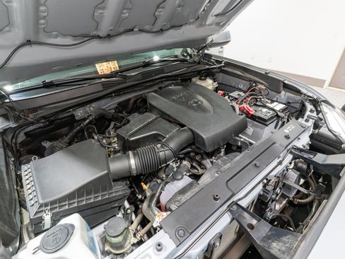 Used 2019 Toyota Tacoma TRD Off-Road AWD/4WD image 39