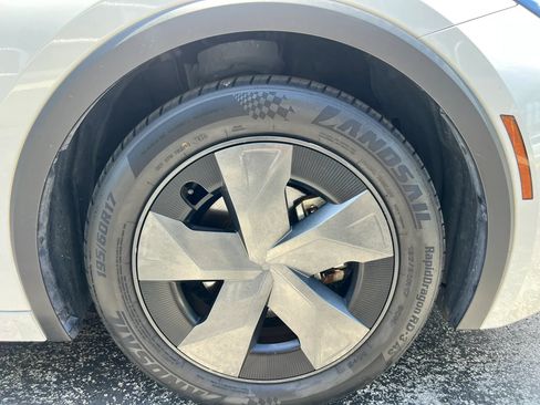 Used 2024 Toyota Prius LE FWD image 11