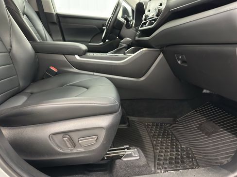 Used 2022 Toyota Highlander XLE image 18