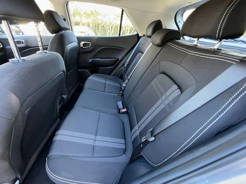 Used 2025 Hyundai Venue SEL image 24