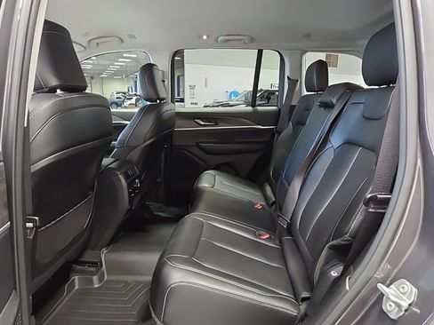 Used 2024 Jeep Grand Cherokee Limited w/ Black Appearance Package image 34