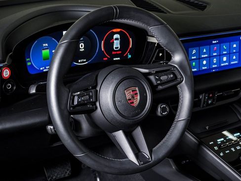 Certified 2025 Porsche Macan Electric image 18