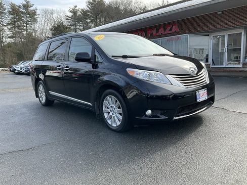 Used 2015 Toyota Sienna XLE w/ XLE Navigation Package image 3
