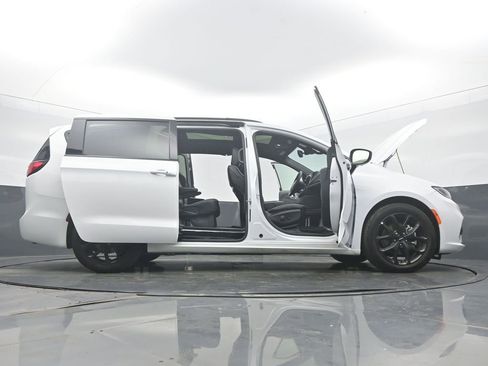 Used 2025 Chrysler Pacifica Limited image 59