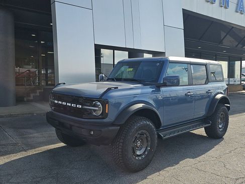 New 2025 Ford Bronco Outer Banks w/ Sasquatch Package AWD/4WD image 2