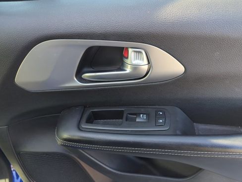 Used 2018 Chrysler Pacifica Touring-L image 27