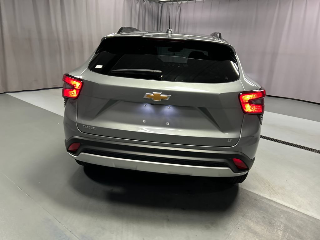 Used 2025 Chevrolet Trax LT FWD image 6