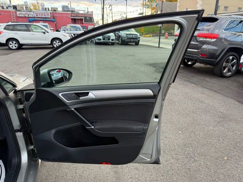 Used 2016 Volkswagen Golf S image 46