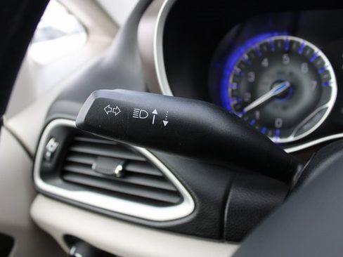 Used 2020 Chrysler Voyager Lxi image 11