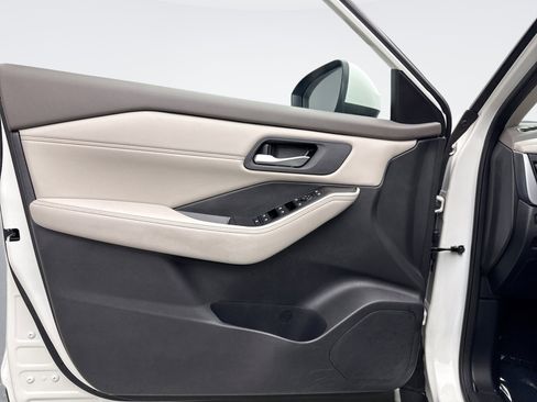 Used 2023 Nissan Rogue SV w/ SV Premium B Package image 9