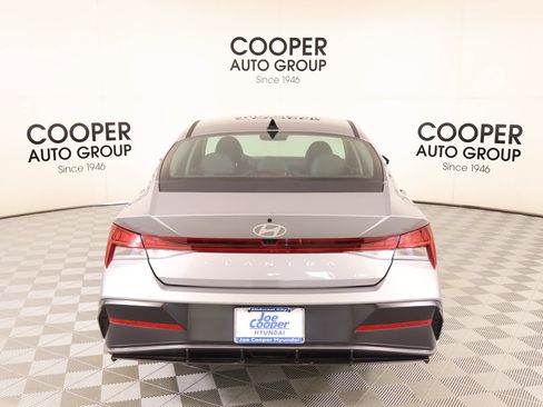 Certified 2025 Hyundai Elantra Limited FWD image 23