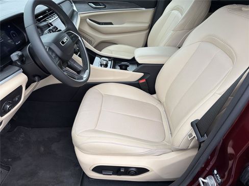 Used 2024 Jeep Grand Cherokee Limited w/ Luxury Tech Group II AWD/4WD image 8