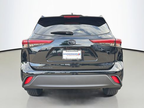Used 2022 Toyota Highlander XLE AWD/4WD image 18
