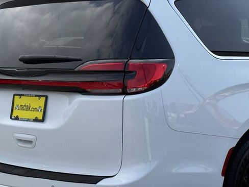 Used 2021 Chrysler Pacifica Touring-L image 10