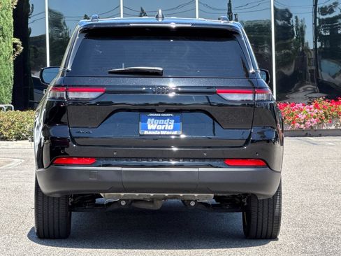 Used 2023 Jeep Grand Cherokee Altitude AWD/4WD image 5