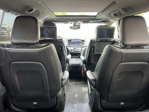 Used 2023 Chrysler Pacifica Limited w/ Uconnect Theater Family Group FWD image 13