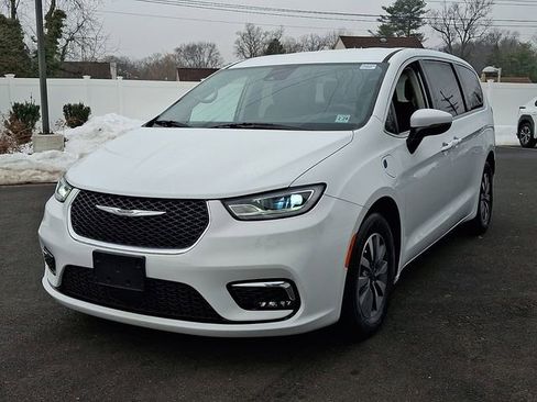 Used 2023 Chrysler Pacifica Touring-L image 3