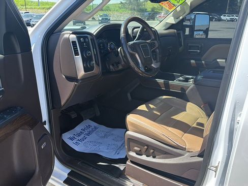 Used 2018 GMC Sierra 2500 Denali w/ Suspension Package, Off-Road AWD/4WD image 10