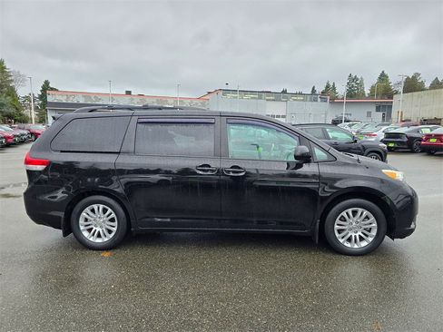 Used 2013 Toyota Sienna XLE image 8