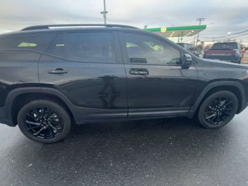 Used 2023 GMC Terrain SLE w/ Driver Convenience Package image 9