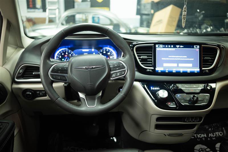 Used 2023 Chrysler Pacifica Touring-L FWD image 19