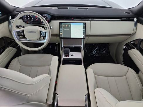Used 2025 Land Rover Range Rover SE AWD/4WD image 4