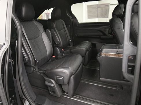 Used 2025 Toyota Sienna Platinum AWD/4WD image 27