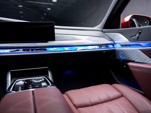 Used 2023 BMW i7 xDrive60 w/ Parking Assistance Package image 40