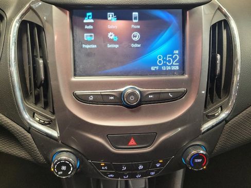 Used 2017 Chevrolet Cruze LT FWD image 25