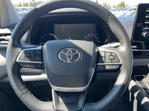 Used 2023 Toyota Sienna XLE FWD image 24