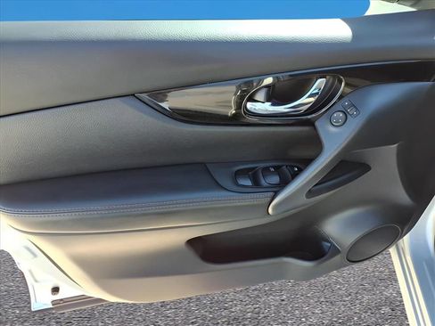 Used 2022 Nissan Rogue Sport SV image 16