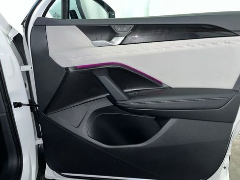 Certified 2025 Volkswagen Tiguan SE image 12