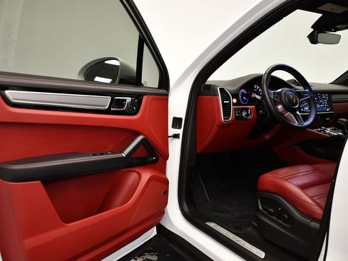 Used 2023 Porsche Cayenne image 40