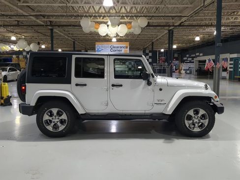Used 2016 Jeep Wrangler Unlimited Sahara w/ Dual Top Group AWD/4WD image 7