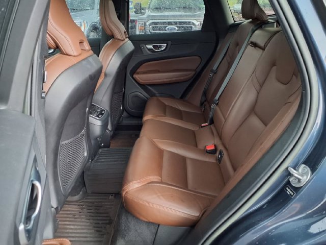Used 2023 Volvo XC60 B5 Ultimate w/ Protection Package Premier FWD image 12