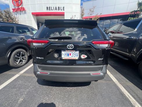 Used 2019 Toyota RAV4 XLE w/ Carpet Mat Package FWD image 6