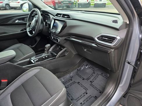 Used 2022 Chevrolet TrailBlazer LT w/ Convenience Package FWD image 9