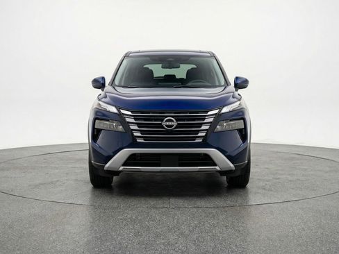 Used 2025 Nissan Rogue SV image 2