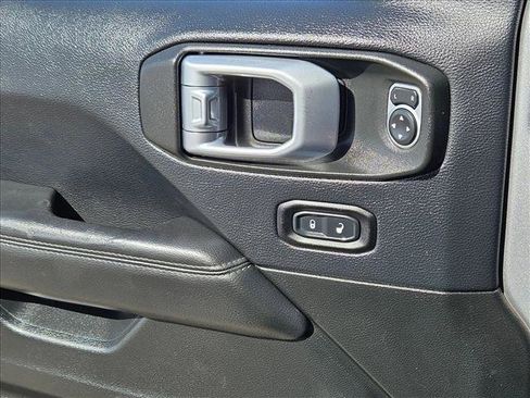 Used 2019 Jeep Wrangler Unlimited Sahara AWD/4WD image 11