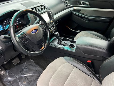 Used 2017 Ford Explorer XLT w/ Equipment Group 202A image 11