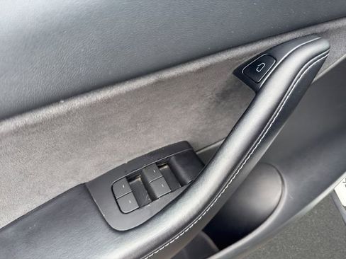 Used 2022 Tesla Model Y Long Range image 11