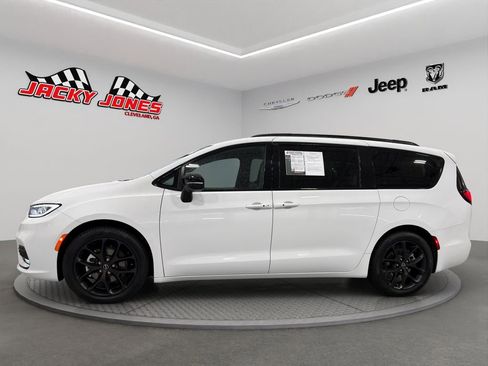 Used 2025 Chrysler Pacifica Limited image 2