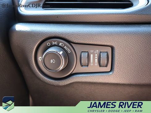 Used 2019 Chrysler Pacifica Touring Plus w/ Advanced Safetytec Group FWD image 29
