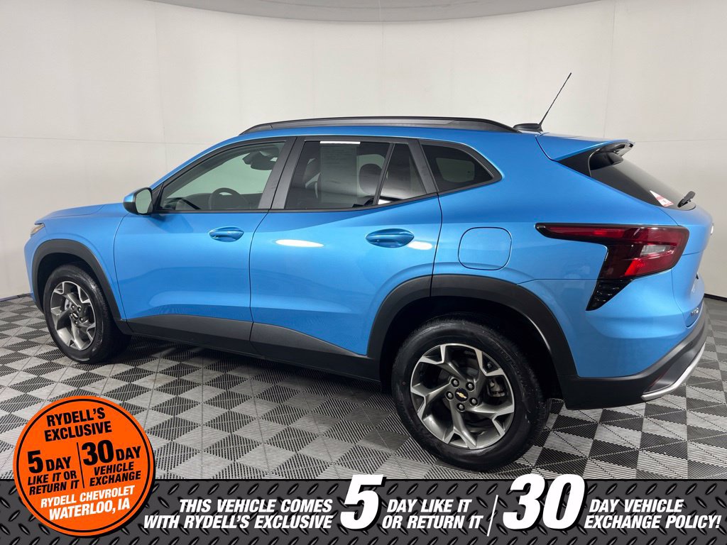 Used 2025 Chevrolet Trax LT w/ Sunroof Package FWD image 11