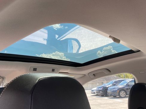 Certified 2025 Volkswagen Jetta SE w/ Sunroof Package image 19