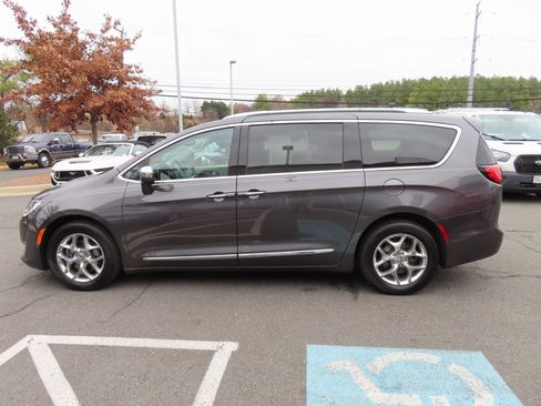 Used 2017 Chrysler Pacifica Limited image 8