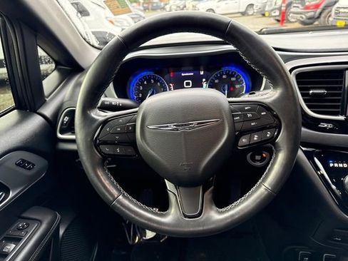Used 2020 Chrysler Pacifica Touring-L Plus image 19